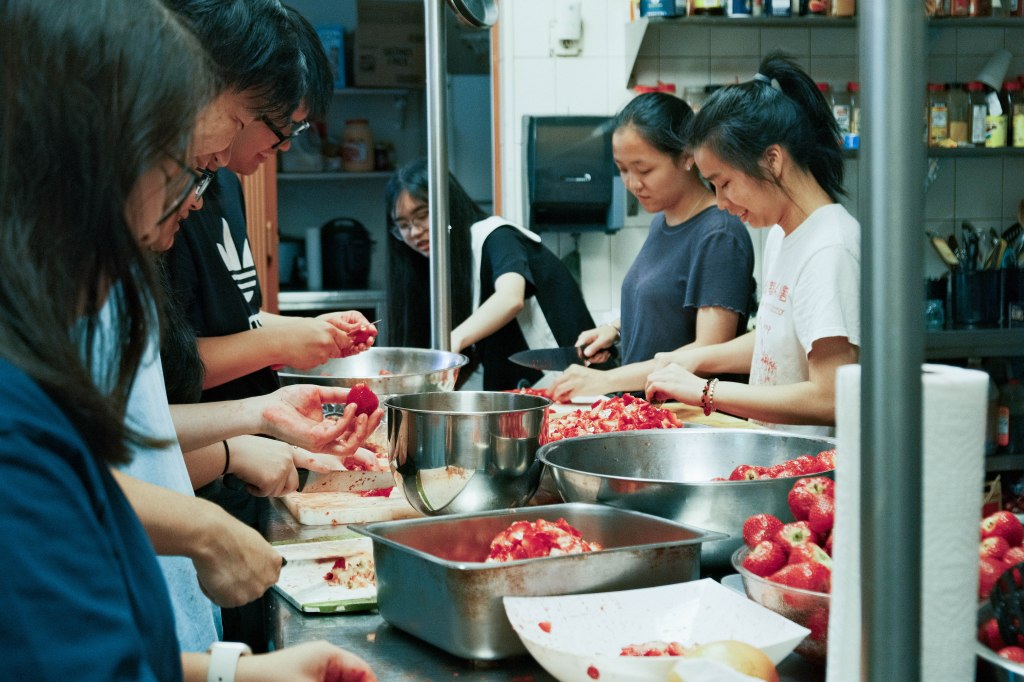 青年组制作草莓酱2024年6月15日 | O.L.P.H. Youth Group Strawberry Jam June 15,&nbsp;2024